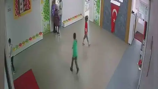 Minik öğrencilerin bayrak hassasiyeti duygulandırdı