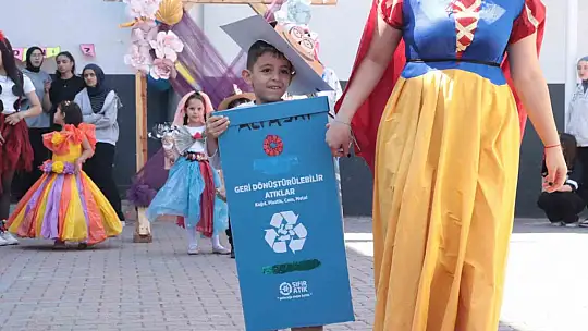 Miniklere bayat ekmekle yemek yapmayı öğrettiler