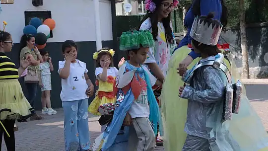 Miniklere bayat ekmekle yemek yapmayı öğrettiler