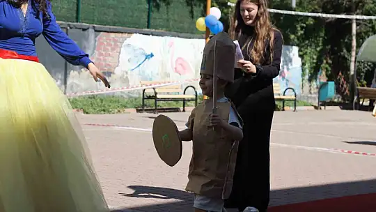 Miniklere bayat ekmekle yemek yapmayı öğrettiler