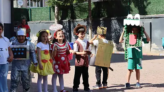 Miniklere bayat ekmekle yemek yapmayı öğrettiler