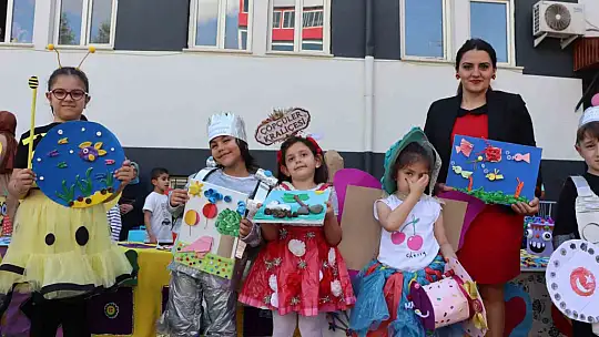 Miniklere bayat ekmekle yemek yapmayı öğrettiler