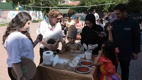 Miniklere bayat ekmekle yemek yapmayı öğrettiler