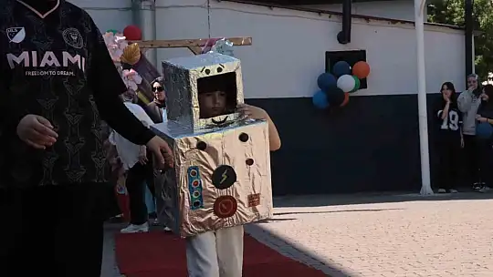 Miniklere bayat ekmekle yemek yapmayı öğrettiler