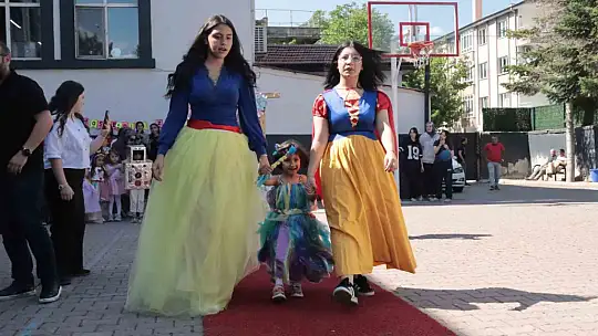 Miniklere bayat ekmekle yemek yapmayı öğrettiler