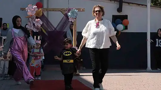 Miniklere bayat ekmekle yemek yapmayı öğrettiler
