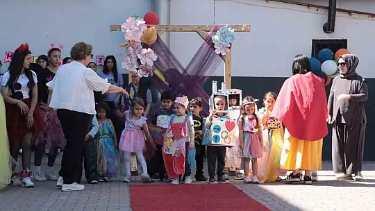 Miniklere bayat ekmekle yemek yapmayı öğrettiler