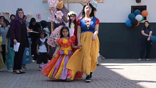Miniklere bayat ekmekle yemek yapmayı öğrettiler