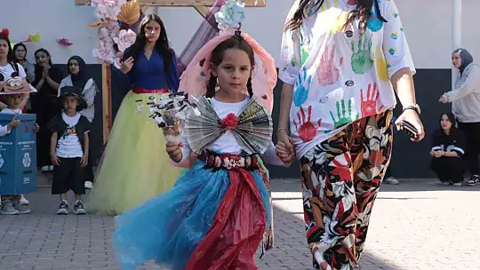 Miniklere bayat ekmekle yemek yapmayı öğrettiler