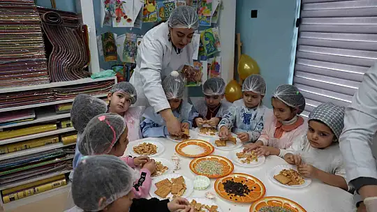 Miniklere özgü kütüphanede 'Kurabiyemi Tasarlıyorum' etkinliği