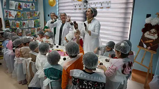 Miniklere özgü kütüphanede 'Kurabiyemi Tasarlıyorum' etkinliği