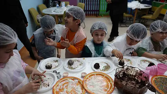 Miniklere özgü kütüphanede 'Kurabiyemi Tasarlıyorum' etkinliği