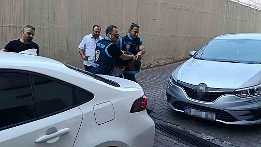 Misafir olarak gittiği evin sahibini bıçaklayarak öldüren şüpheli adliyeye sevk edildi