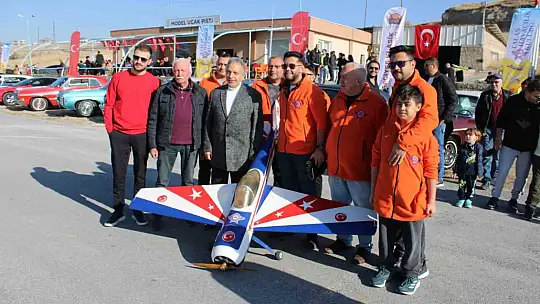 Model uçaklarla klasik otomobiller aynı pistte buluştu