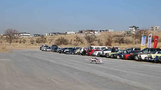 Model uçaklarla klasik otomobiller aynı pistte buluştu
