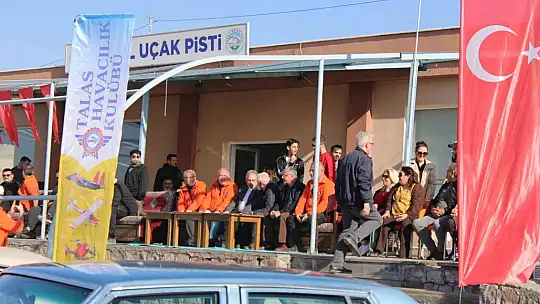Model uçaklarla klasik otomobiller aynı pistte buluştu