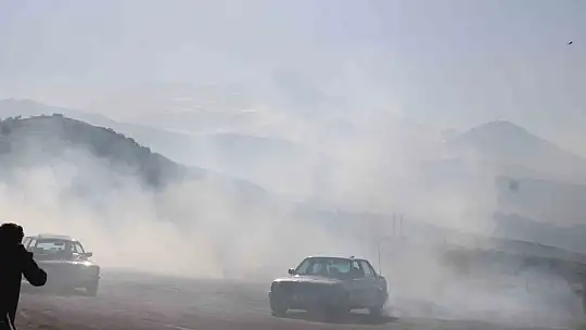 Model uçaklarla klasik otomobiller aynı pistte buluştu