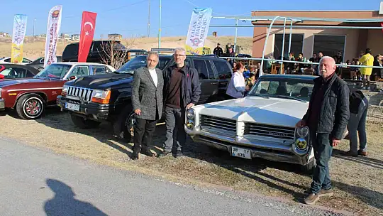 Model uçaklarla klasik otomobiller aynı pistte buluştu