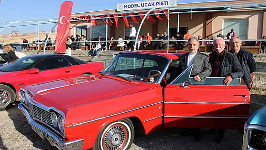 Model uçaklarla klasik otomobiller aynı pistte buluştu