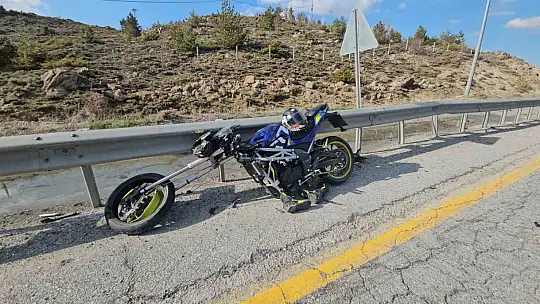 Motosiklet bariyere çarptı: 1 yaralı