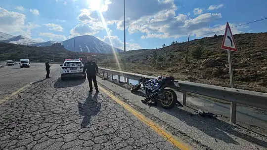 Motosiklet bariyere çarptı: 1 yaralı