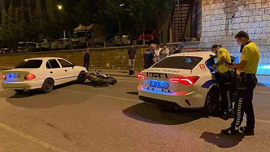 Motosiklet ile otomobil çarpıştı: 2 yaralı