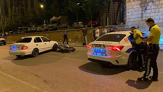 Motosiklet ile otomobil çarpıştı: 2 yaralı