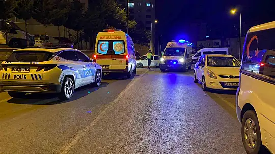Motosiklet ile otomobil çarpıştı: 2 yaralı