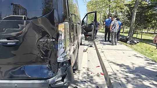 Motosiklet servise çarptı: 2 yaralı