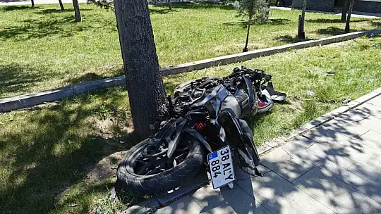 Motosiklet servise çarptı: 2 yaralı