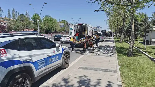 Motosiklet servise çarptı: 2 yaralı