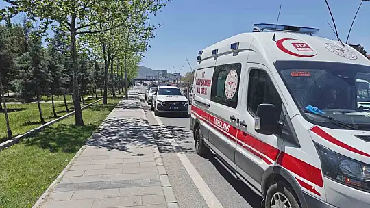 Motosiklet servise çarptı: 2 yaralı