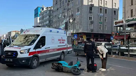 Motosikletin çarptığı yaya yaralandı
