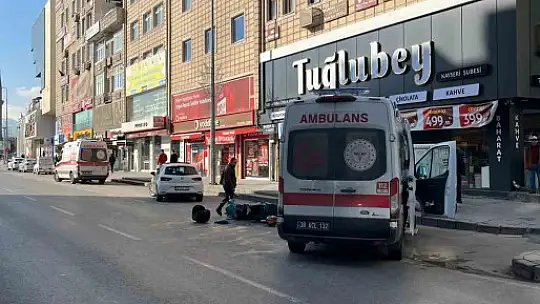 Motosikletin çarptığı yaya yaralandı