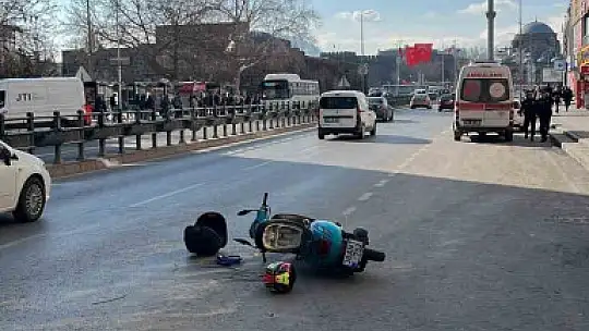 Motosikletin çarptığı yaya yaralandı