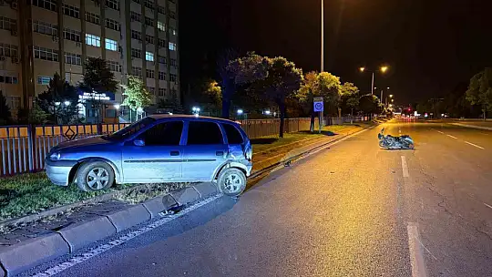 Motosikletle çarpışan otomobil refüje çıktı: 3 yaralı