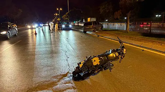 Motosikletle çarpışan otomobil refüje çıktı: 3 yaralı