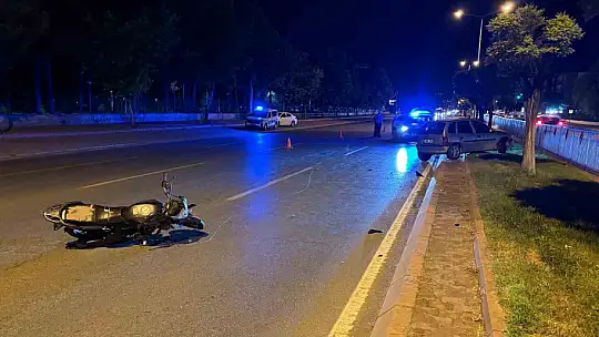 Motosikletle çarpışan otomobil refüje çıktı: 3 yaralı