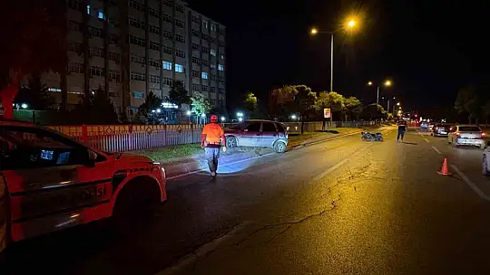Motosikletle çarpışan otomobil refüje çıktı: 3 yaralı