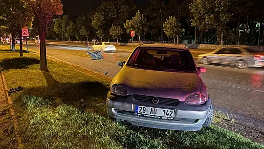 Motosikletle çarpışan otomobil refüje çıktı: 3 yaralı
