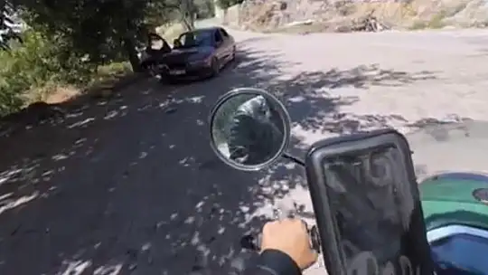 Motosikletli gezgine önce hakaret ettiler sonra taşla kovaladılar