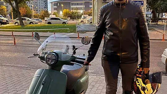 Motosikletli gezgine önce hakaret ettiler sonra taşla kovaladılar
