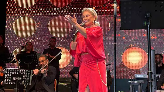 Muazzez Ersoy, Kayseri'de sahne aldı