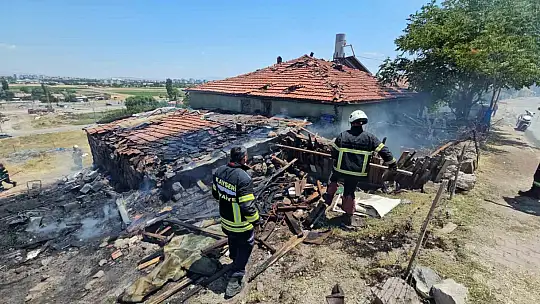 Müstakil evin kömürlüğünde çıkan yangın büyümeden söndürüldü