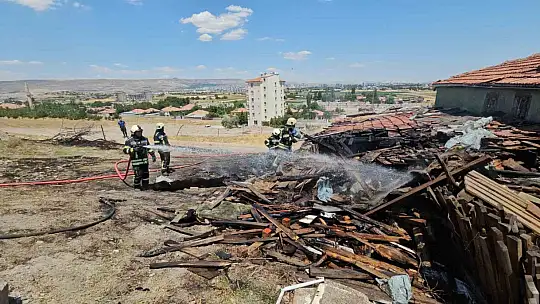 Müstakil evin kömürlüğünde çıkan yangın büyümeden söndürüldü