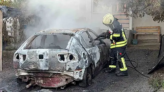 Müstakil evin otoparkında alev alan otomobil küle döndü