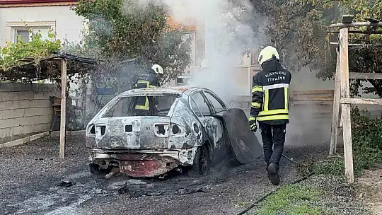 Müstakil evin otoparkında alev alan otomobil küle döndü