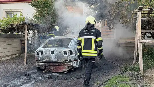 Müstakil evin otoparkında alev alan otomobil küle döndü