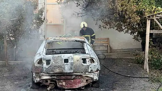 Müstakil evin otoparkında alev alan otomobil küle döndü