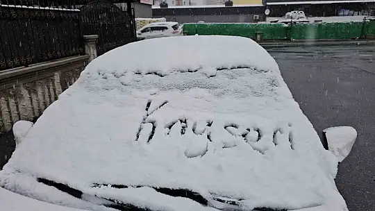 Nisan karı Kayseri'yi beyaza bürüdü